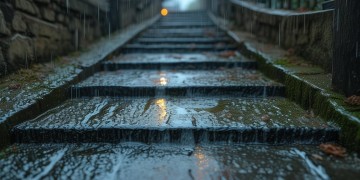 楼道楼顶漏雨物业会管吗?